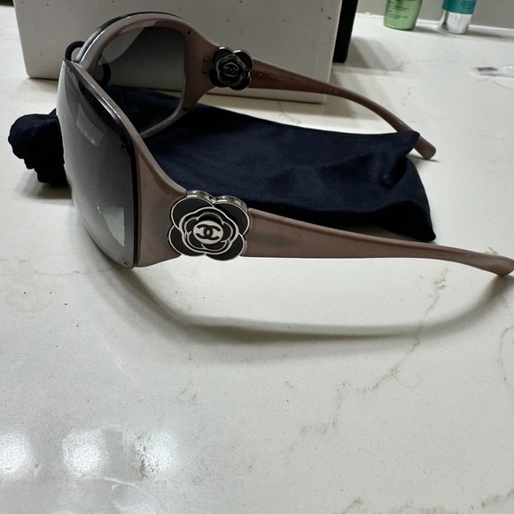 Chanel Grey Frame Camellia Flower Sunglasses. FULL SET - Picture 1 of 7
